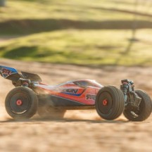 Buggy Arrma TYPHON MEGA 665 4X4 RTR rojo ARA4206V4T3