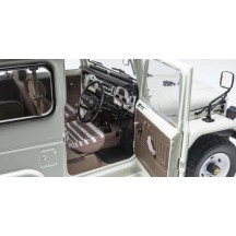 Kyosho 1:18 Toyota Land Cruiser 40 Van (BJ42V) 1980 Blanco KS08971W