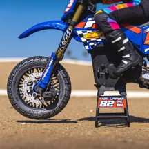 Neumático delantero Hot Lap MX S3 montado en llanta Supermoto negra 1/4 Pro-line PRO1024410 (5)