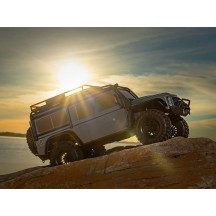 Coche RC Traxxas TRX-4 Defender 1/10 4WD RTR con carrocería sin clips en color plata TRX82256-4-SLVR